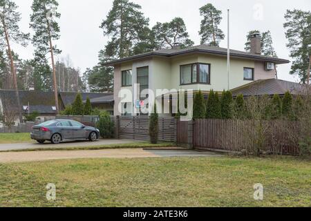 Ville Bergi, Lettonie. Maison de séjour et rue. Voitures et jardin. 02.02.2020 Banque D'Images
