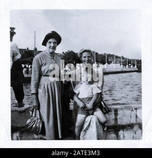 Vacances en famille au bord de la mer, été années 1960 Grande-Bretagne Banque D'Images