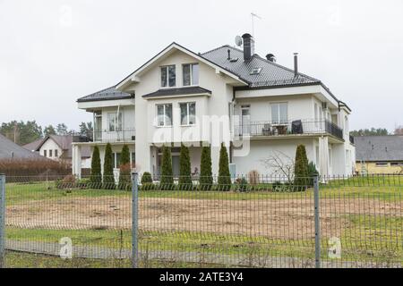 Ville Bergi, Lettonie. Maison de séjour et rue. Fenêtres et jardin. 02.02.2020 Banque D'Images