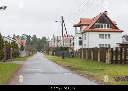 Ville Bergi, Lettonie. Maison de séjour et rue. Fenêtres et jardin. 02.02.2020 Banque D'Images