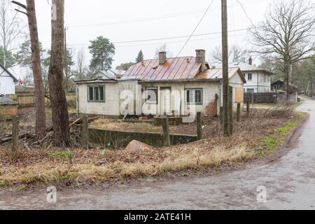 Ville Bergi, Lettonie. Maison de séjour et rue. Fenêtres et jardin. 02.02.2020 Banque D'Images