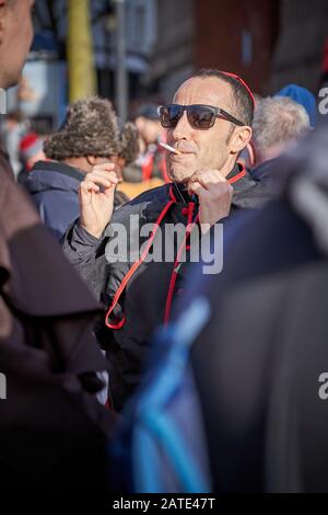 Fan de rugby italien en costume cardinal le jour du match, Six Nations 2020, Cardiff Banque D'Images