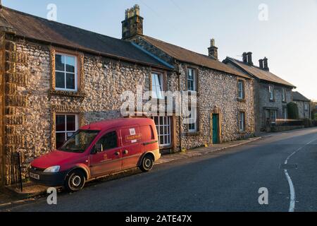 Royal Mail van s'est arrêté dans le village Peak District de Youlgrave, Derbyshire Banque D'Images