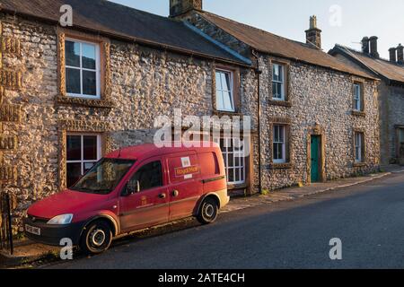 Royal Mail van s'est arrêté dans le village Peak District de Youlgrave, Derbyshire Banque D'Images