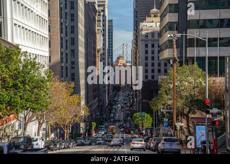 Vue classique de la traditionnelle ville historique de Cable Cars, sur la célèbre California Street, San Francisco, Californie, États-Unis Banque D'Images