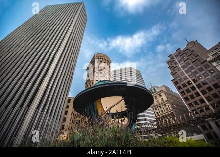 Highleghises dans le quartier financier de San Francisco, photographié à faible angle pour une perspective spectaculaire. Centre-ville de San Francisco, vue vers le haut Banque D'Images