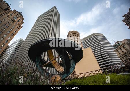 Highleghises dans le quartier financier de San Francisco, photographié à faible angle pour une perspective spectaculaire. Centre-ville de San Francisco, vue vers le haut Banque D'Images