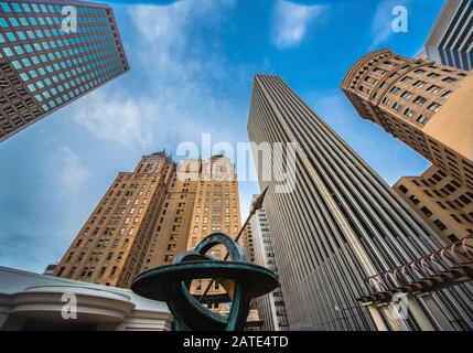 Highleghises dans le quartier financier de San Francisco, photographié à faible angle pour une perspective spectaculaire. Centre-ville de San Francisco, vue vers le haut Banque D'Images