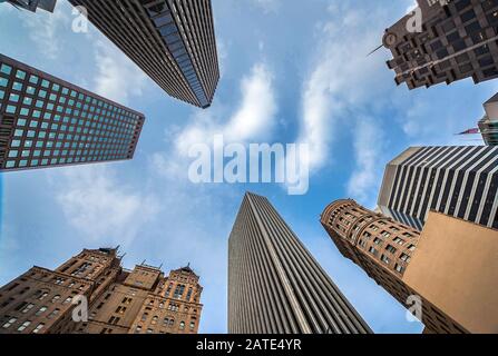 Highleghises dans le quartier financier de San Francisco, photographié à faible angle pour une perspective spectaculaire. Centre-ville de San Francisco, vue vers le haut Banque D'Images