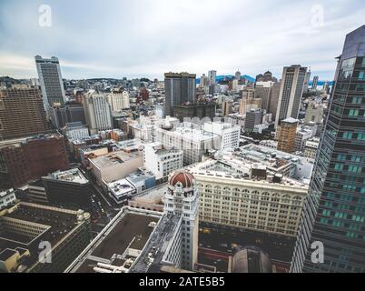 Highleghises dans le quartier financier de San Francisco, photographié à faible angle pour une perspective spectaculaire. Centre-ville de San Francisco, vue vers le haut Banque D'Images