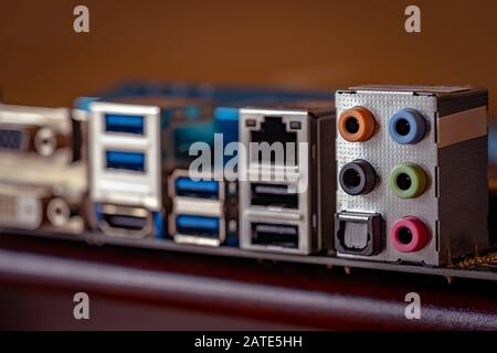 Ports situés à l'arrière de la carte mère et axés sur les ports audio Banque D'Images