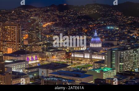 Hôtel de ville de San Francisco Civic Center avec vue aérienne de nuit. Magnifique vue panoramique sur le quartier central et l'hôtel de ville à San Francisc Banque D'Images