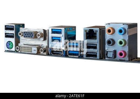 Ports situés à l'arrière de la carte mère, isolés sur fond blanc Banque D'Images