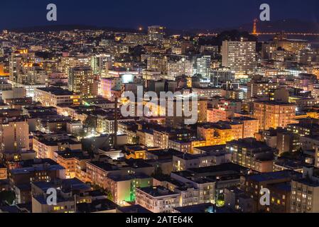 Vue aérienne sur la ville de San Francisco, Californie, États-Unis. Rue avec voiture longue exposition Banque D'Images