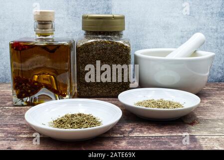 Ensemble d'herbes et d'épices sur une table en bois Banque D'Images