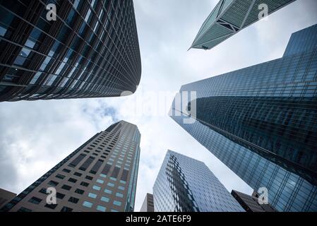 Highleghises dans le quartier financier de San Francisco, photographié à faible angle pour une perspective spectaculaire Banque D'Images