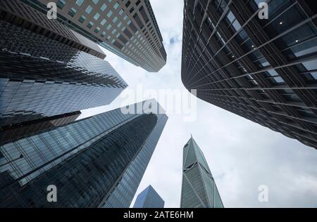 Highleghises dans le quartier financier de San Francisco, photographié à faible angle pour une perspective spectaculaire Banque D'Images