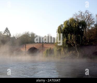 Pont de Sonning au-dessus de la Tamise le matin misty Banque D'Images