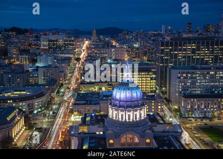 Hôtel de ville de San Francisco Civic Center avec vue aérienne de nuit. Magnifique vue panoramique sur le quartier central et l'hôtel de ville à San Francisc Banque D'Images