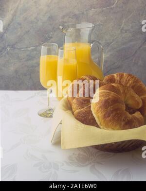 Brunch Ingrédients, jus d'orange croissant Banque D'Images