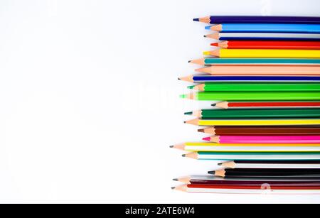 Une rangée de crayons de couleur différents face à face sur un fond blanc Banque D'Images
