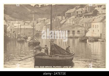 Carte postale du début des années 1900 de pittoresque port intérieur, avec pêcheur et son bateau, Polperro, Cornwall, Angleterre, Royaume-Uni vers les années 1920 Banque D'Images