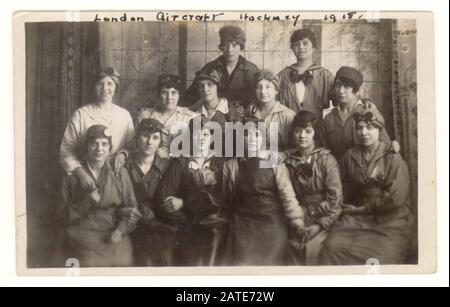 Carte postale originale datant de WW1, représentant des femmes britanniques qui portent des lunettes de protection, probablement soudeurs / riveters, certains portant des tabliers de protection lourds, Hackney, Londres, Royaume-Uni, daté de 1918. Banque D'Images