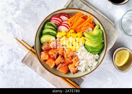 Gros plan de saumon avec avocat, algues, carottes pickées et concombre Banque D'Images