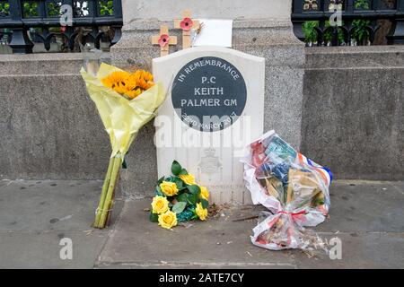 Westminster, Londres, Royaume-Uni. 26 juin 2019. Les fleurs sont laissées en mémoire du PC Keith Palmer GM qui a été poignardé et est mort de ses blessures lors de l'Attaque de Westminster le 22 mars 2017 alors qu'il était au travail à la Chambre des communes. Après sa mort, il a reçu à titre posthume la Médaille George qui est le deuxième prix le plus élevé pour la bravoure "pas devant l'ennemi". Crédit : Maureen Mclean/Alay Banque D'Images