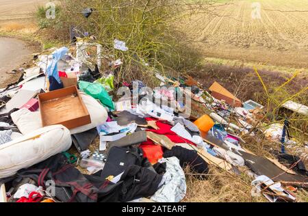 Envolez-vous pour descendre une ruelle tranquille. Une quantité extrême de déchets ménagers illégalement déversés dans des campagnes ouvertes, provoquant un terrible tache sur la terre Banque D'Images