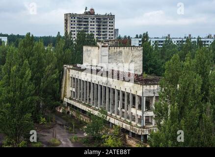 Place centrale dans la ville abandonnée de Pripyat dans la zone d'exclusion de Tchernobyl, en Ukraine Banque D'Images