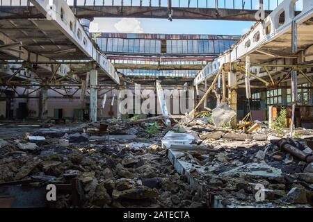 Ancienne usine Jupiter de Pripyat, ville fantôme de la zone d'exclusion de Tchernobyl qui a été créée après la catastrophe nucléaire Banque D'Images