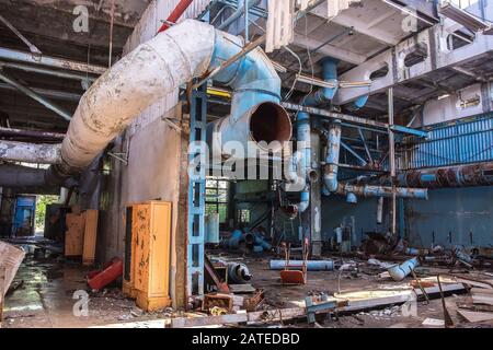 Ancienne usine Jupiter de Pripyat, ville fantôme de la zone d'exclusion de Tchernobyl qui a été créée après la catastrophe nucléaire Banque D'Images