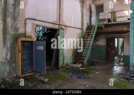 Ancienne usine Jupiter de Pripyat, ville fantôme de la zone d'exclusion de Tchernobyl qui a été créée après la catastrophe nucléaire Banque D'Images