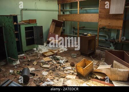 Ancienne usine Jupiter de Pripyat, ville fantôme de la zone d'exclusion de Tchernobyl qui a été créée après la catastrophe nucléaire Banque D'Images