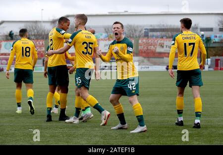 Callum McGregor (deuxième à droite) du Celtic célèbre Christopher Jullien qui a marqué leur deuxième but lors du match de première ministre écossais de Ladbrokes au Fountain of Youth Stadium, Hamilton. Banque D'Images