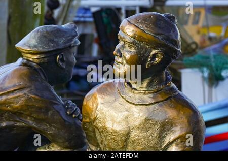 Les figeurs de bronze honorent le travail des pêcheurs. Il est situé à Neuharlingersiel / Mer du Nord / Allemagne. Banque D'Images