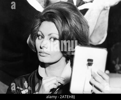 Sophia LOREN sur set candid Pinewood Studios pendant le tournage d'UNE COMTESSE DE HONG KONG 1967 réalisateur / écrivain / musique CHARLES CHAPLIN Chaplin Film Productions Ltd. / Universal Pictures Banque D'Images