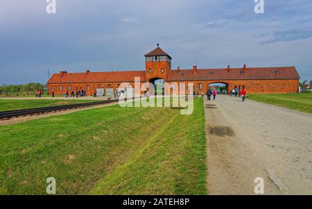 Porte d'entrée principale dans le camp de concentration d'Auschwitz Birkenau Banque D'Images