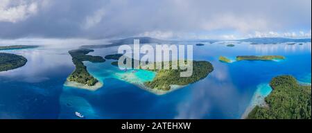 Vue aérienne depuis le village de Luten, la lagune de Marovo, Peut-Être la lagune d'Eau Salée la plus grande du monde, les îles Salomon, la mer de Salomon Banque D'Images