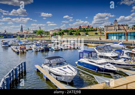 Szczecin, Province De Pomeranian Ouest, Pologne. Marina sur l'île de Lasztownia, vue lointaine sur la terrasse de Haten. Banque D'Images