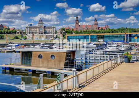 Szczecin, Province De Pomeranian Ouest, Pologne. Marina sur l'île de Lasztownia, vue lointaine sur la terrasse de Haten. Banque D'Images