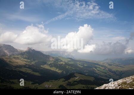 Cloud streaming au-dessus des falaises du groupe Rosengarten vue sur les pentes du Plattkofel Val Gardena Dolomites Tyrol du Sud Italie Banque D'Images