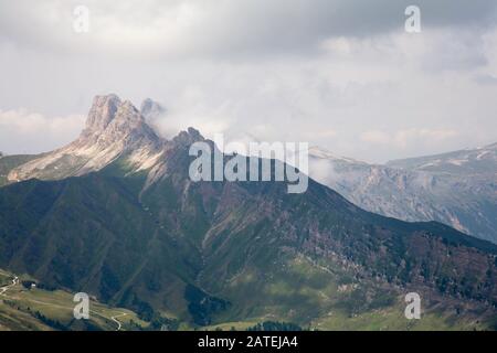 Cloud streaming au-dessus des falaises du groupe Rosengarten vue sur les pentes du Plattkofel Val Gardena Dolomites Tyrol du Sud Italie Banque D'Images