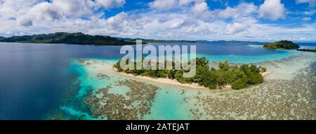 Vue Aérienne De L'Île De Ghavutu, Des Îles De La Floride, Des Îles Salomon, De L'Océan Pacifique Sud Banque D'Images