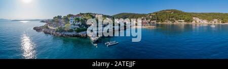 Vue Aérienne Du Village De Pêcheurs Stomorska, Île Solta, Dalmatie, Croatie, Mer Adriatique, Mer Méditerranée Banque D'Images