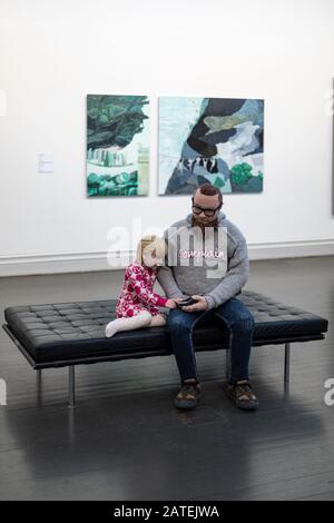 Juha-Matti et Jenny - une œuvre d'art en crochet, en maille et en broderie de Liisa Hietanen - au musée d'art Helsingin Taidehalli à Helsinki, en Finlande Banque D'Images