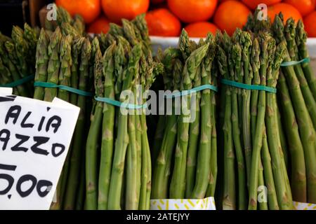 Asperges (asperges officinalis), liasse, asperges récoltées, Italie Banque D'Images