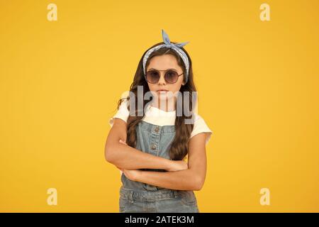 Peu de fashionista. Cute kid fashion girl. @Summer mode concept. La protection UV. Fille de long cheveux bouclés attachés lunettes de foulard. Tendance de la mode. Vous pouvez avoir tout ce que vous voulez si robe pour elle. Banque D'Images