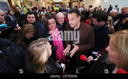 Taoiseach Leo Varadkar et la candidate de Fine Gael Gabrielle McFadden lors d'une toile au centre commercial Sheraton à Athlone Co West Meath. Banque D'Images